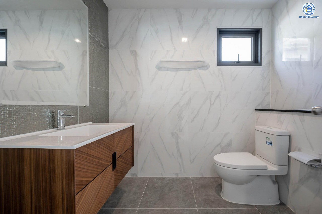 บ้านเดี่ยวฟิลคฤหาสน์มือสองตกแต่งใหม่ แบรนด์ LH ดีไซน์สุดหรูหรา โครงการ ลดาวัลย์ ปิ่นเกล้า เนื้อที่ 178.6 ตร.ว. บนพื้นที่ใช้สอยถึง 651.84 ตร.ม. ฟังก์ชันจัดเต็ม 5 ห้องนอน 7 ห้องน้ำ  1 ห้องแม่บ้าน จอดรถได้ถึง 3 คัน ทำเลศักยภาพติดถนนบรมราชชนนี เชื่อมต่อหลายเส้นทาง ใกล้มหาวิทยาลัยมหิดล และเซ็นทรัลศาลายา